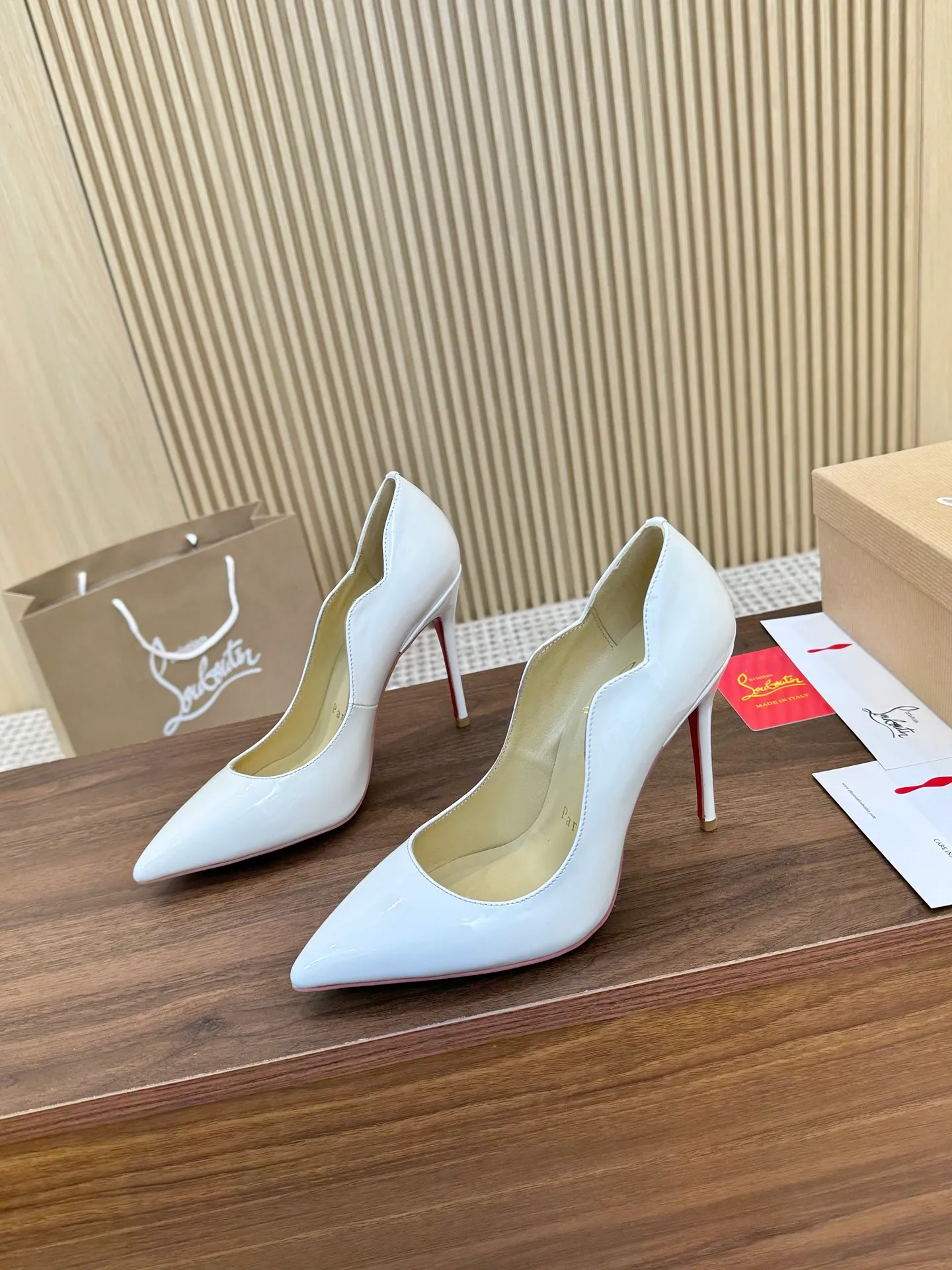 👟👟Ex-factory price 440 👟👟 Genuine leather sole +40 shipped all year round 💝Christian Louboutin CL👠 "Imported cow patent leather💎 series" noble and luxurious, real blingbling👟👟 real materials, all customized by the pattern maker, and the materials are made of original customized materials, achieving the taste of the original 5 color options💍 Upper: imported 👉cow patent leather💪 lining: sheepskin foot pad/lining code number: 34-40.41.42 heel height: two options: 10.5cm and 8.5cm